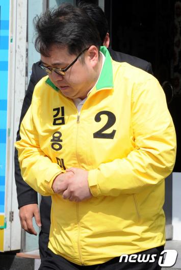 [사진]선거사무소 나서는 김용민 후보