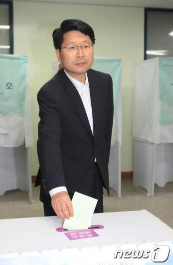 [사진]투표하는 오병윤 후보