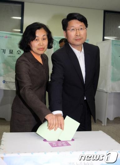 [사진]광주 서구을 오병윤후보 내외 투표