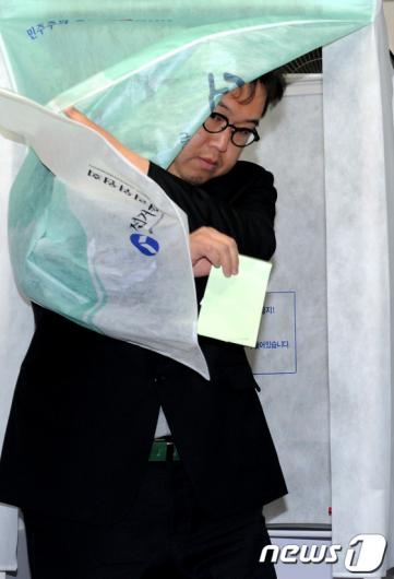 [사진]기표소에서 나오는 김용민 후보