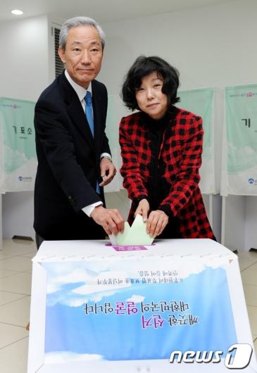 [사진]투표하는 김종훈 후보