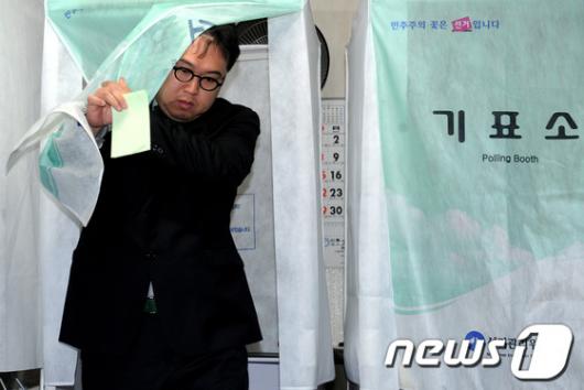 [사진]투표 마친 김용민 후보