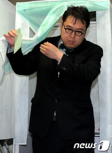 [사진]기표소에서 나오는 김용민 후보