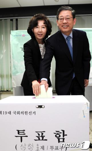 [사진]투표하는 김황식 총리 내외