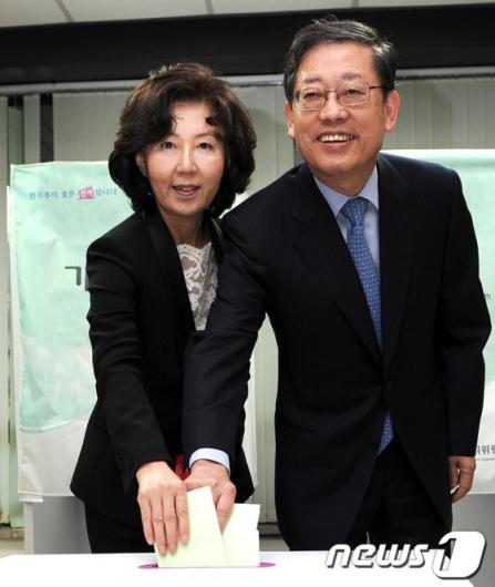 [사진]투표하는 김황식 총리 내외
