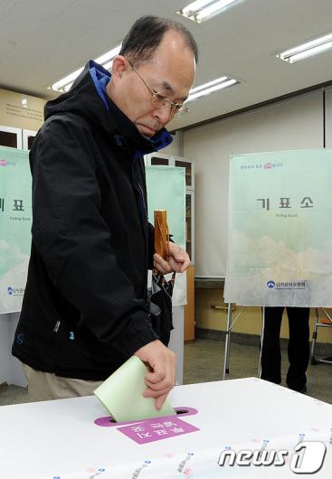 [사진]소중한 한표 투표하는 유권자