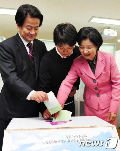[사진]투표하는 정동영 후보