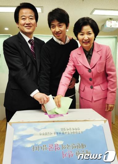 [사진]투표하는 정동영 후보