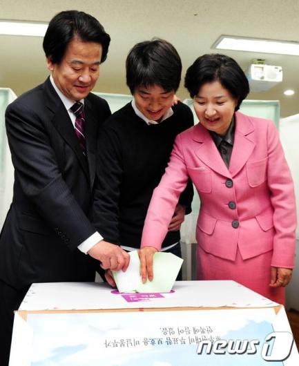 [사진]투표하는 민주통합당 정동영 후보