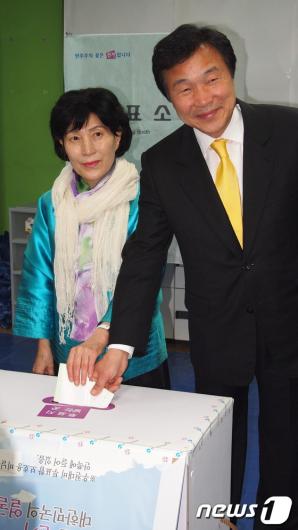 [사진]19대 총선 투표하는 손학규 민주통합당 상임고문 내외