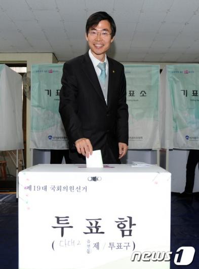 [사진]투표하는 부산 사하을 조경태 후보