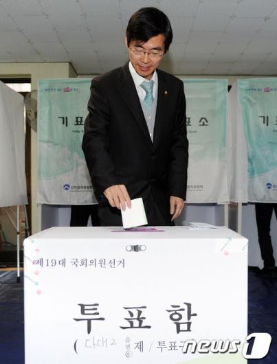 [사진]투표하는 민주통합당 조경태 후보