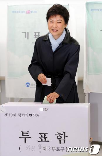 [사진]투표하는 박근혜 위원장