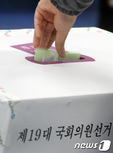 [사진]투표하는 손