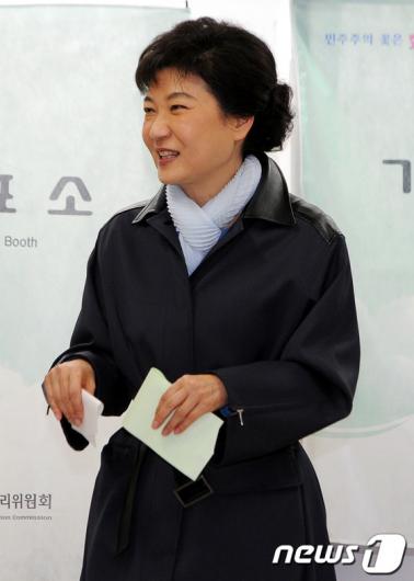 [사진]투표 마친 박근혜 위원장