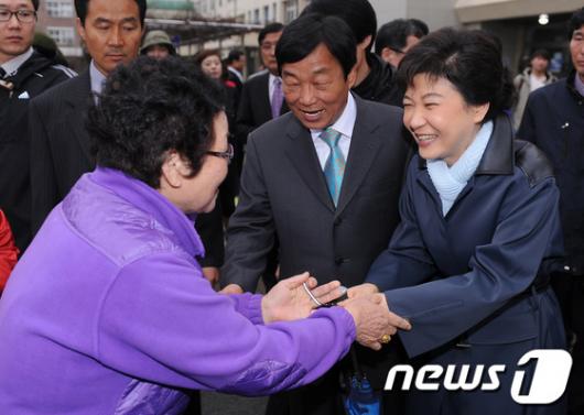 [사진]지역주민과 인사하는 박근혜 위원장