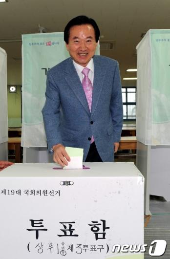 [사진]투표하는 강운태 광주시장
