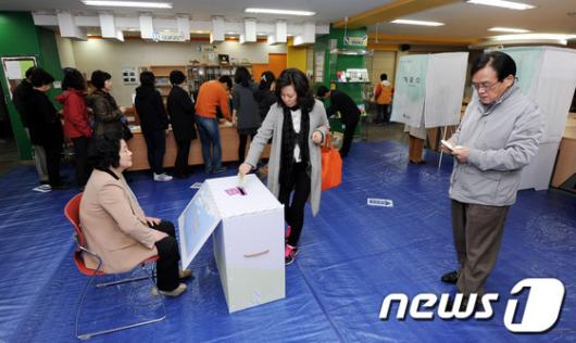 [사진]시민들로 붐비는 투표소