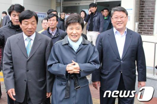 [사진]투표소를 나서는 새누리당 박근혜 선대위원장 