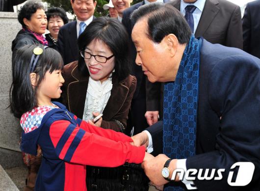 [사진]어린이와 인사하는 김영삼 전 대통령