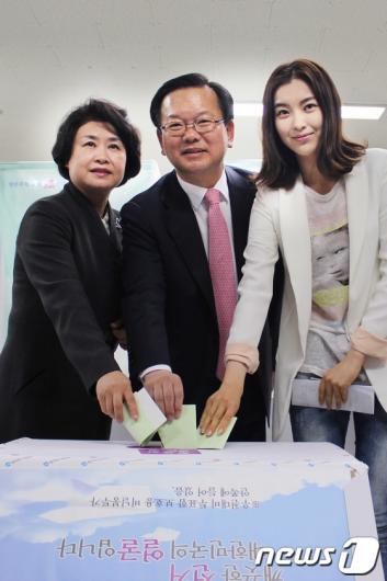 [사진]투표하는 대구 수성구 김부겸 후보 가족