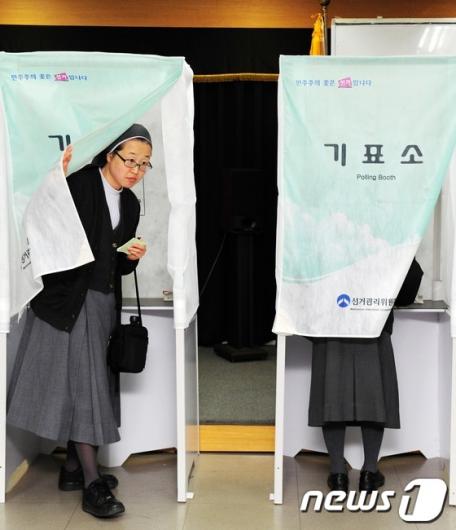 [사진]투표하는 수녀님