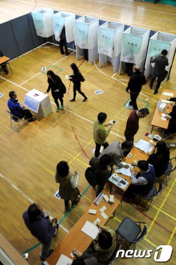 [사진]투표하는 유권자들