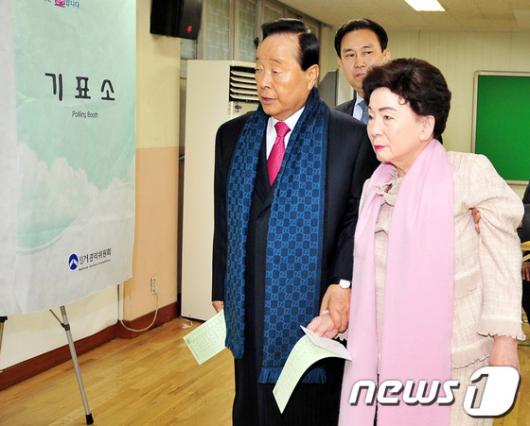 [사진]기표소로 향하는 김영삼 전 대통령 내외