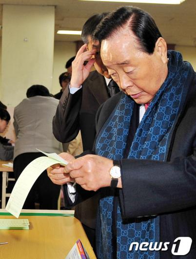 [사진]투표용지 확인하는 김영삼 전 대통령