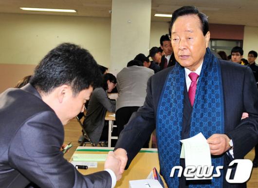 [사진]선관위 관계자 격려하는 김영삼 전 대통령