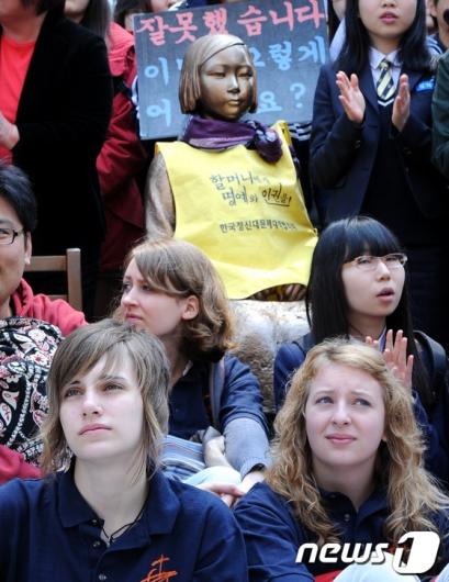 [사진]'평화비' 앞에 앉은 외국인 소녀들