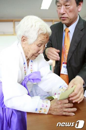 [사진]투표하는 101세 할머니