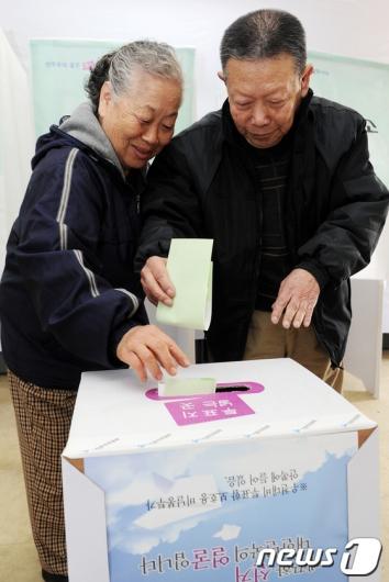 [사진]감격적인 구룡마을 첫 투표 