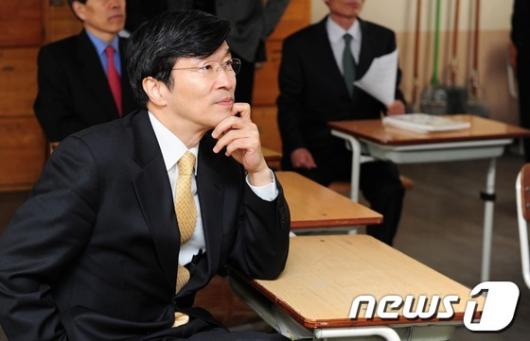 [사진]'행복한 학교 올레' 참관수업 영상 보는 곽노현 교육감