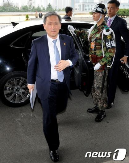 [사진]국방부 도착하는 김관진 장관