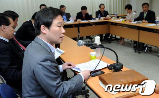 [사진]서울시당 운영위 주재하는 신지호 수석부위원장
