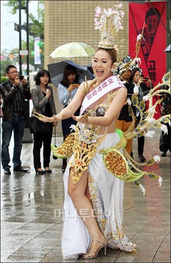 [사진]청계광장에 나타난 태국 미녀!