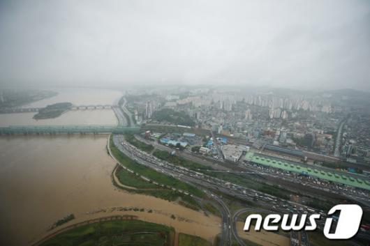 [사진]비구름 낮게 깔린 서울도심