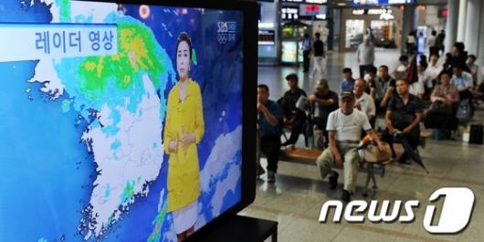 [사진]태풍 제7호 '카눈' 속보 지켜보는 시민들