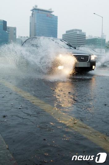 [사진]폭우 속 운전