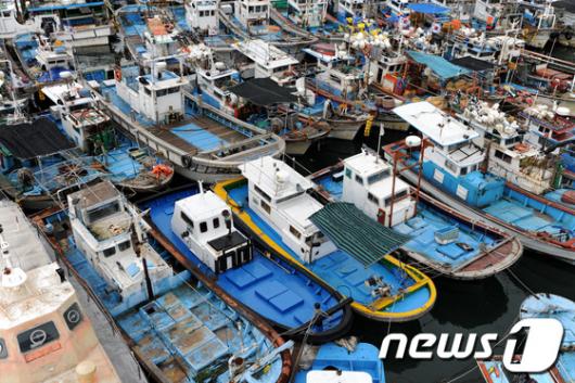[사진]인천항 연안부두에 정박 중인 선박들