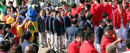 [사진]공동 입촌식 참석한 북한 선수단