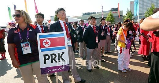 [사진]입촌식 갖는 북한 선수단
