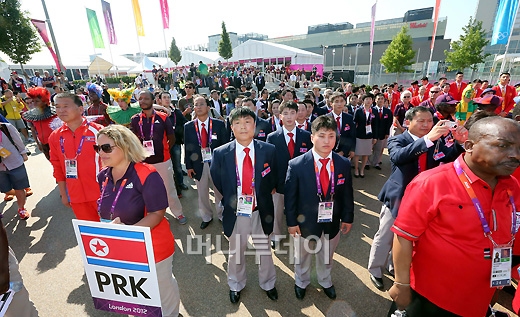 [사진]진지한 모습의 북한 선수단
