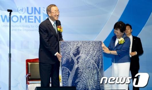[사진]그림 선물받은 반기문 총장
