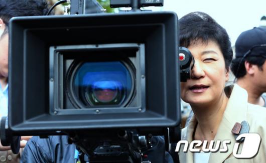 [사진]카메라 들여다 보는 박근혜 후보