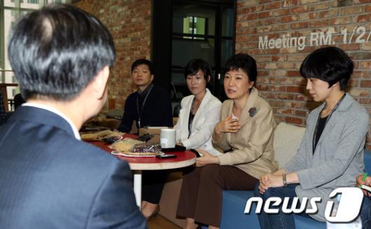 [사진]박근혜, 네이버 직원들과 간담회