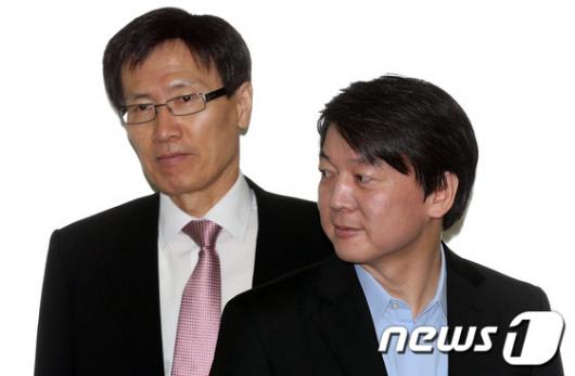 [사진]안철수 후보와 나란히 선 윤영관 전 외교통상부 장관