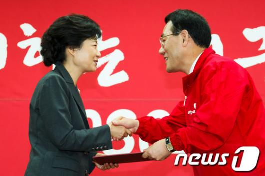[사진]박근혜, 주호영 대구선대위원장 임명