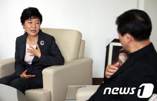 [사진]조환길 대주교 예방한 박근혜 후보